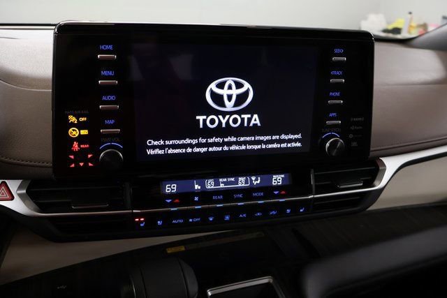 Used 2024 Toyota Sienna Platinum image 18