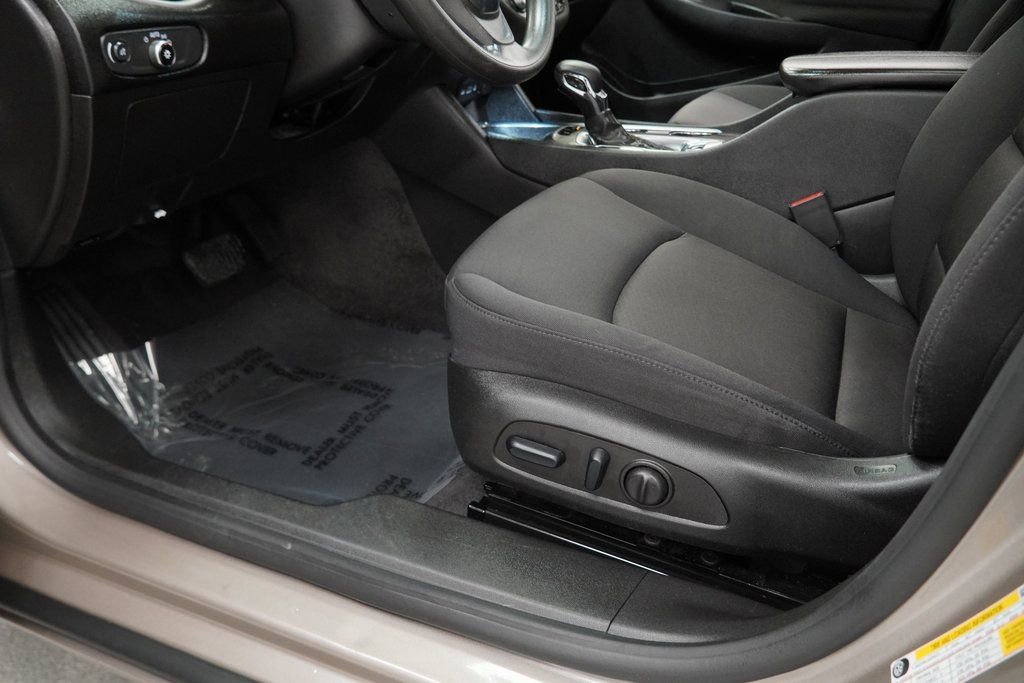 Used 2024 Chevrolet Malibu LT image 40