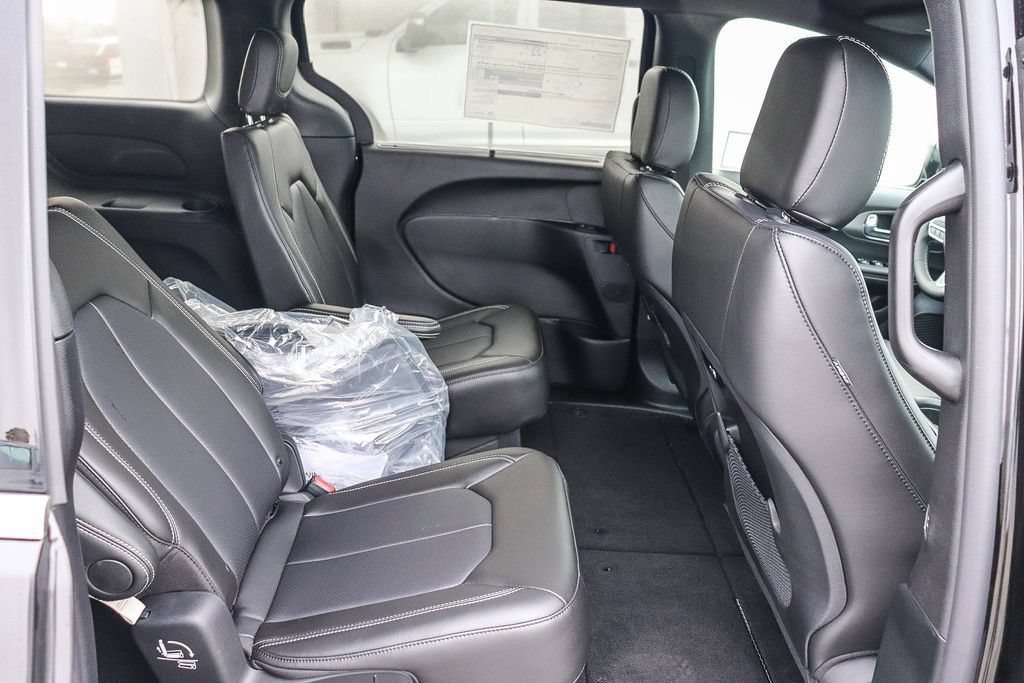 New 2027 Chrysler Pacifica Select FWD image 18