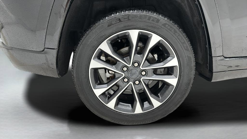 Used 2023 Jeep Grand Cherokee Overland w/ Luxury Tech Group IV AWD/4WD image 9