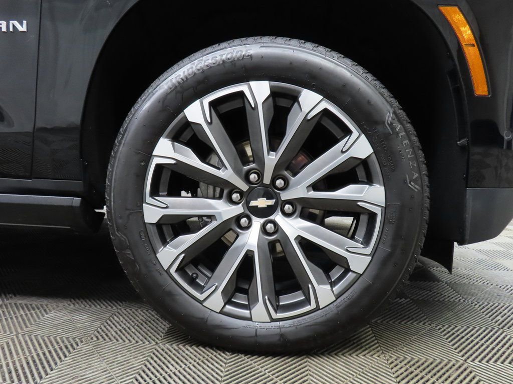 Used 2025 Chevrolet Suburban High Country AWD/4WD image 8