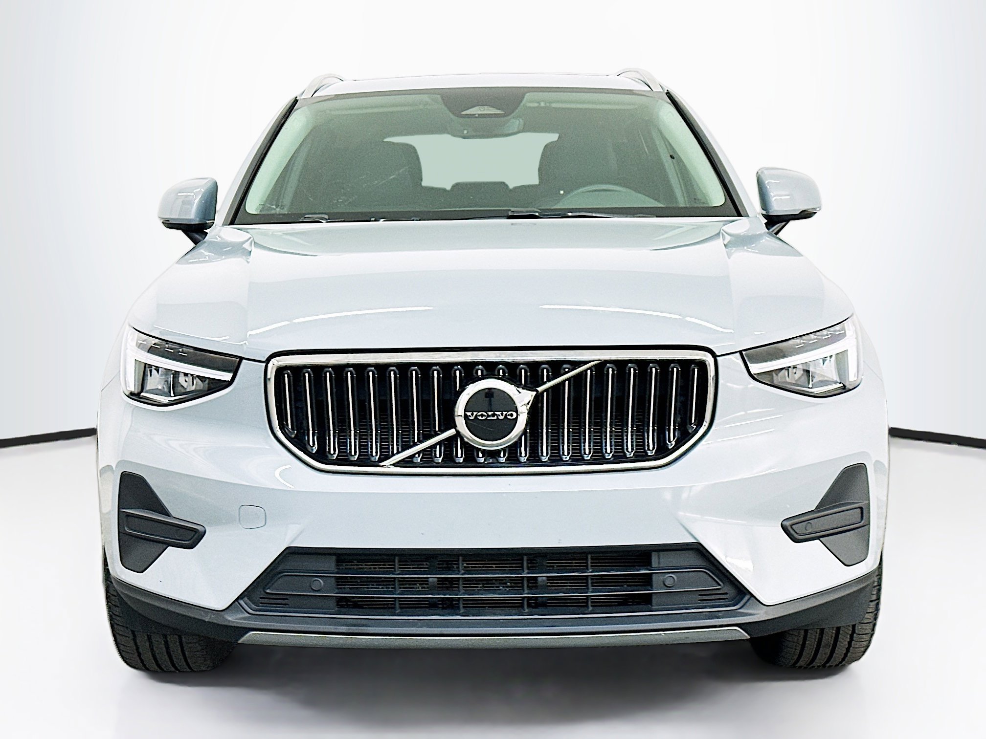Used 2025 Volvo XC40 B5 Core image 2