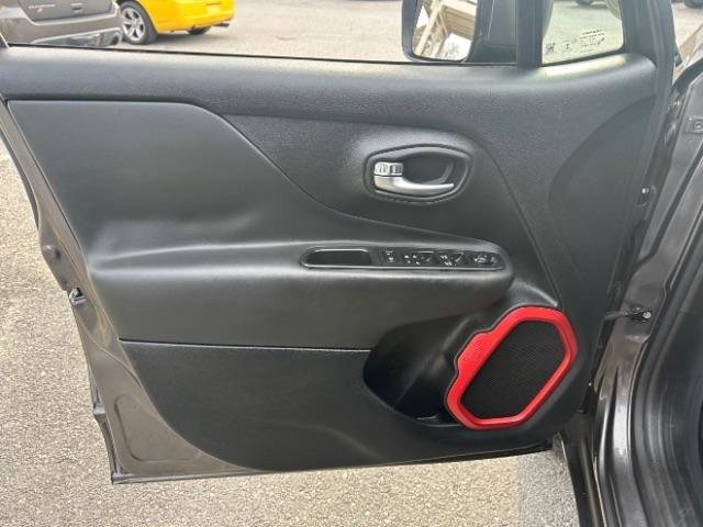 Used 2016 Jeep Renegade Trailhawk image 15