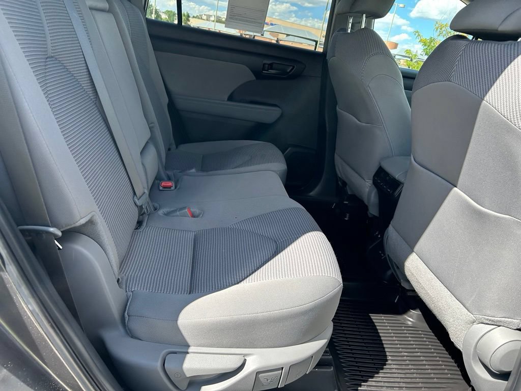 Used 2025 Toyota Highlander LE AWD/4WD image 28