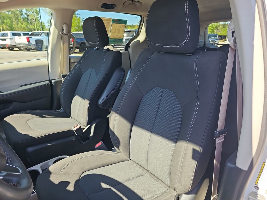 Used 2023 Chrysler Voyager LX image 20