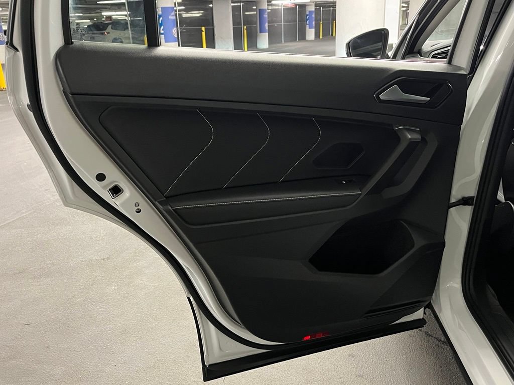 Used 2023 Volkswagen Tiguan SE w/ Panoramic Sunroof Package FWD image 21