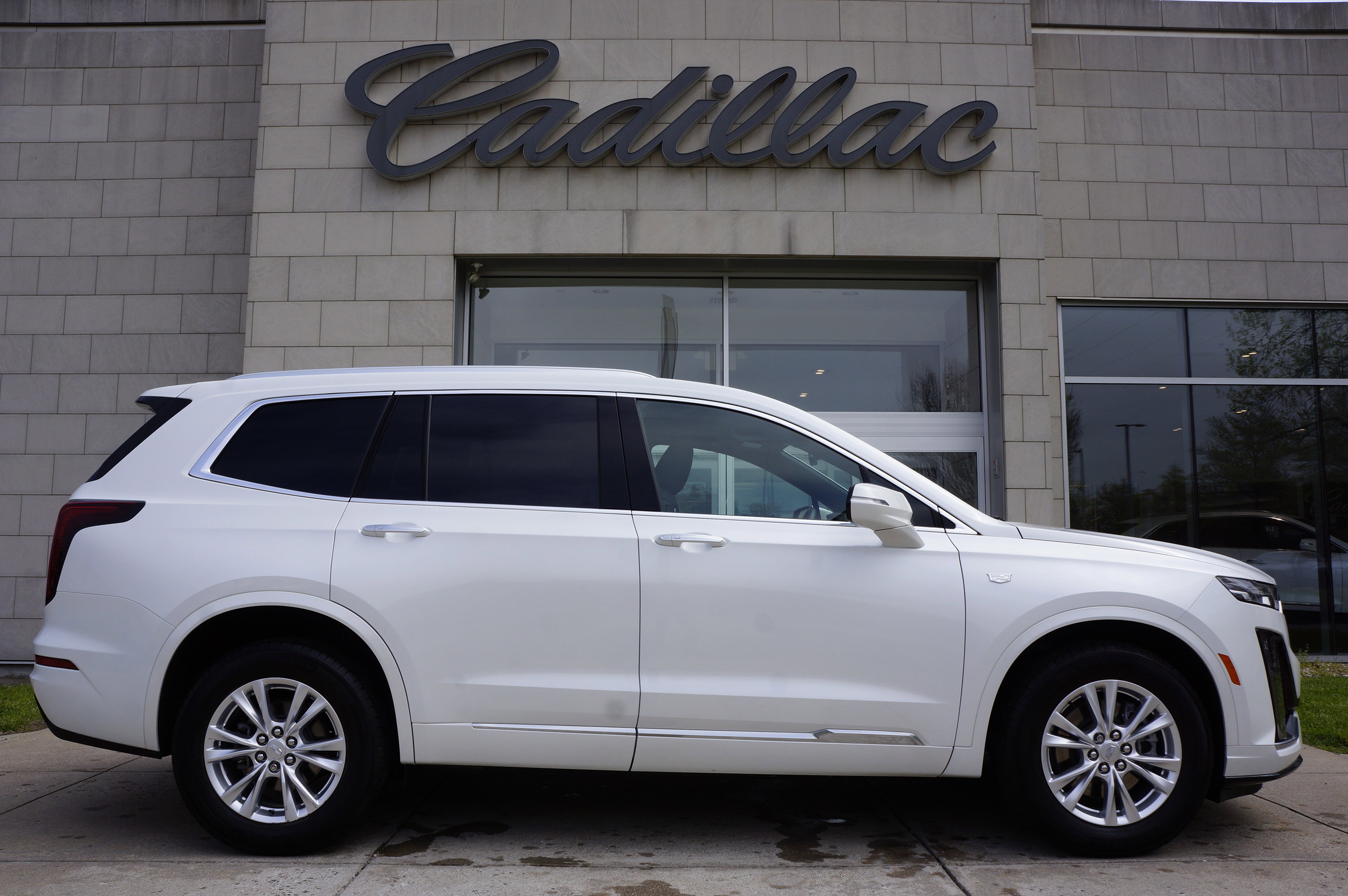 Used 2024 Cadillac XT6 Luxury w/ LPO, Floor Liner Package image 3