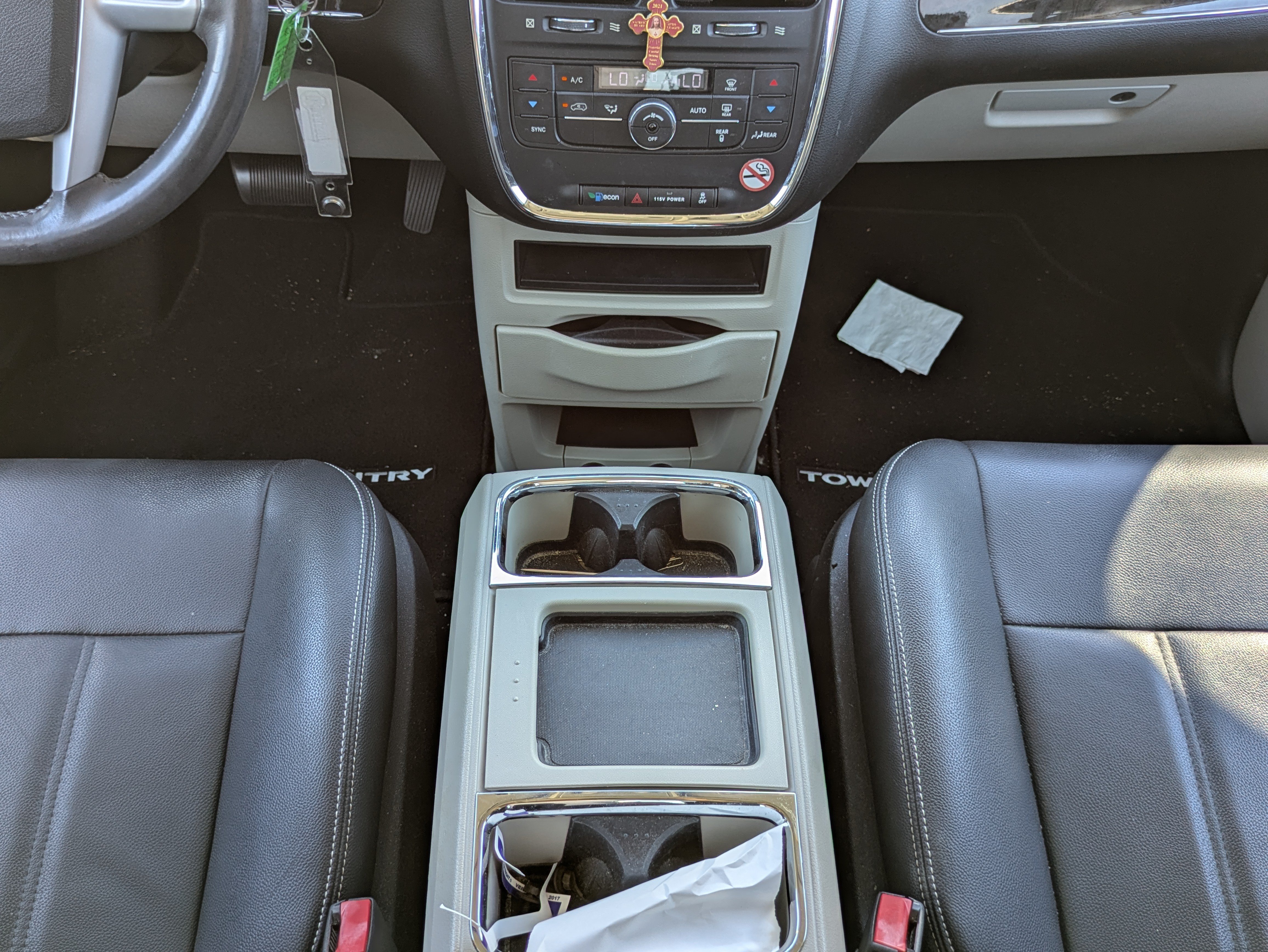 Used 2016 Chrysler Town & Country Touring FWD image 19