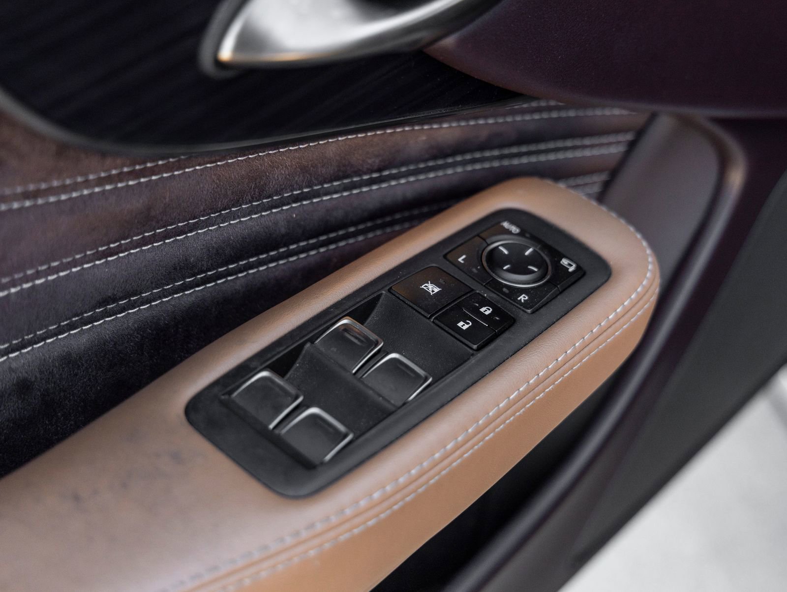 Used 2019 Lexus LS 500 w/ Accessory Package (Z2) image 15