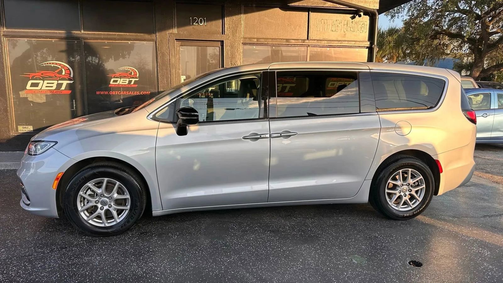 Used 2024 Chrysler Pacifica Touring-L FWD image 2