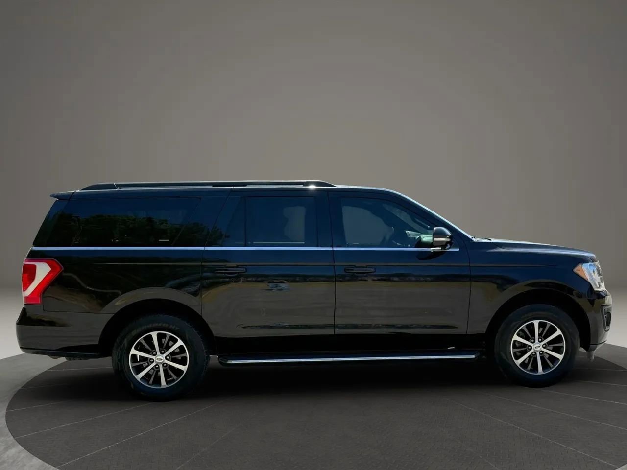 Used 2020 Ford Expedition Max XLT w/ Equipment Group 202A RWD image 9