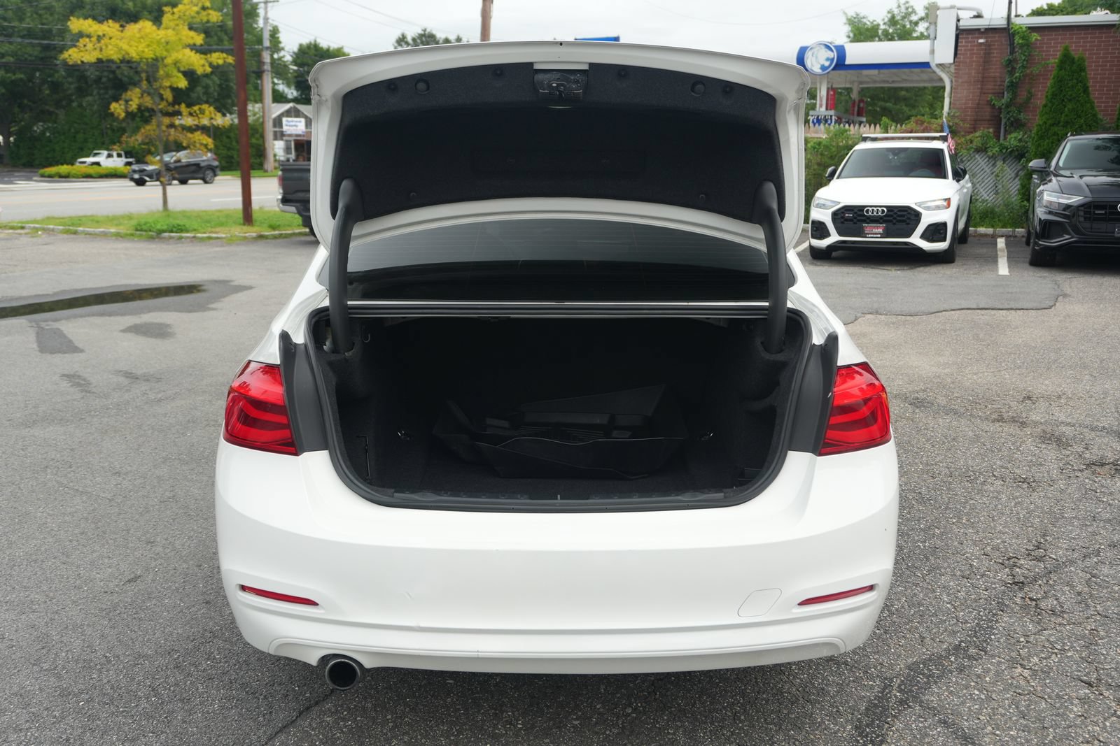 Used 2018 BMW 320i xDrive Sedan w/ Convenience Package AWD/4WD image 11