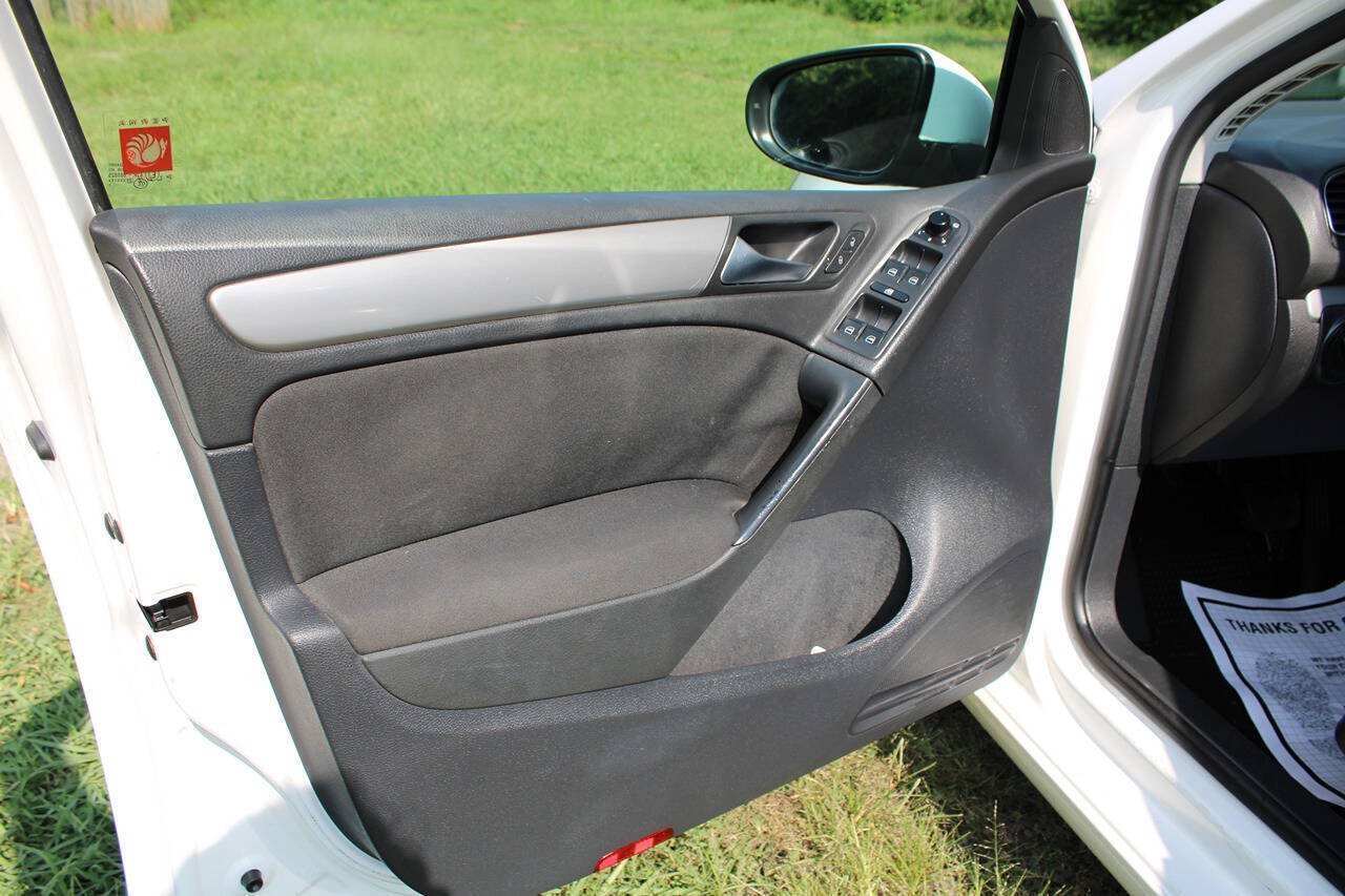 Used 2011 Volkswagen Golf 4-Door FWD image 13