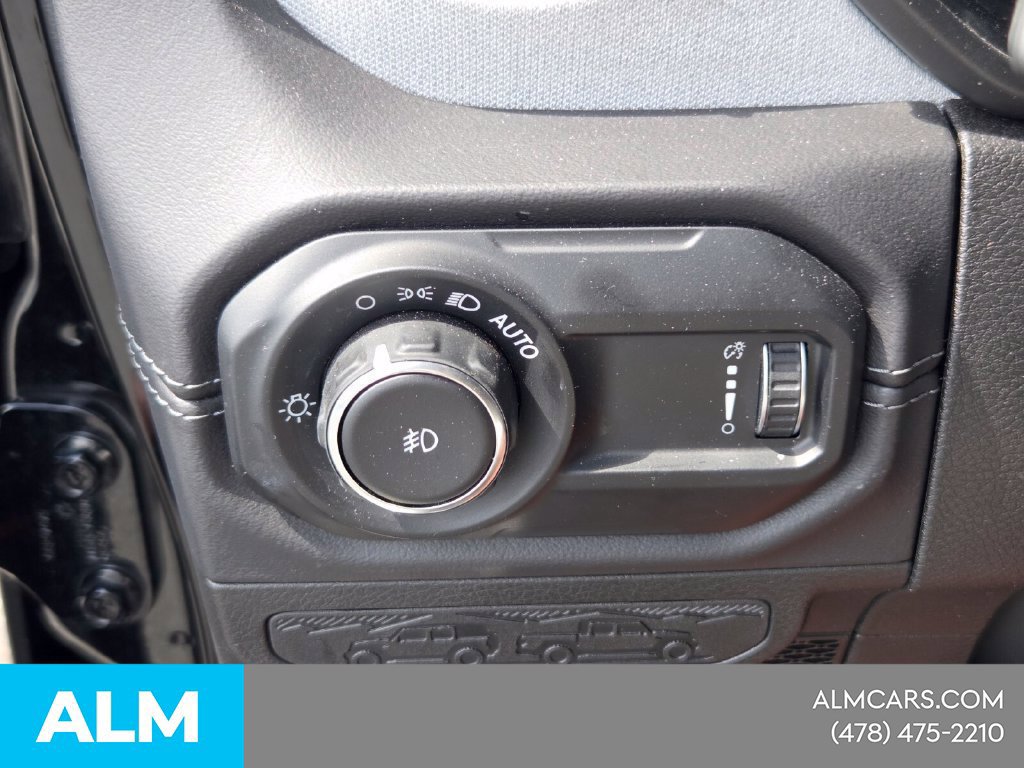 Used 2025 Jeep Wrangler Unlimited Sahara AWD/4WD image 27