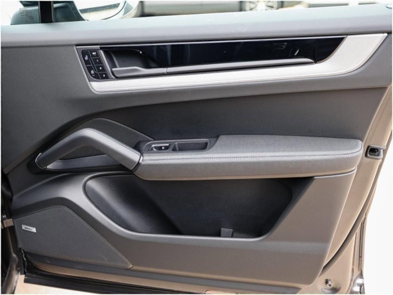 Certified 2025 Porsche Cayenne Coupe image 26