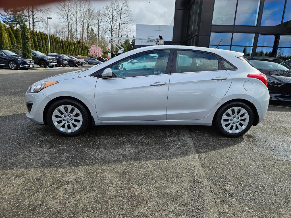 Used 2017 Hyundai Elantra GT image 2