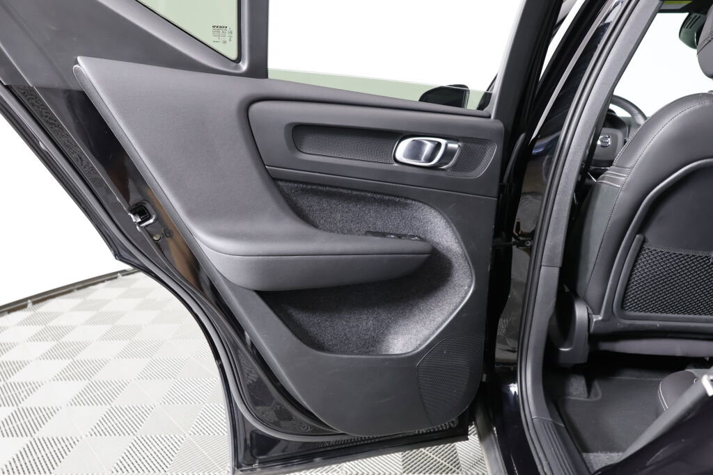 Used 2022 Volvo XC40 T5 R-Design image 16