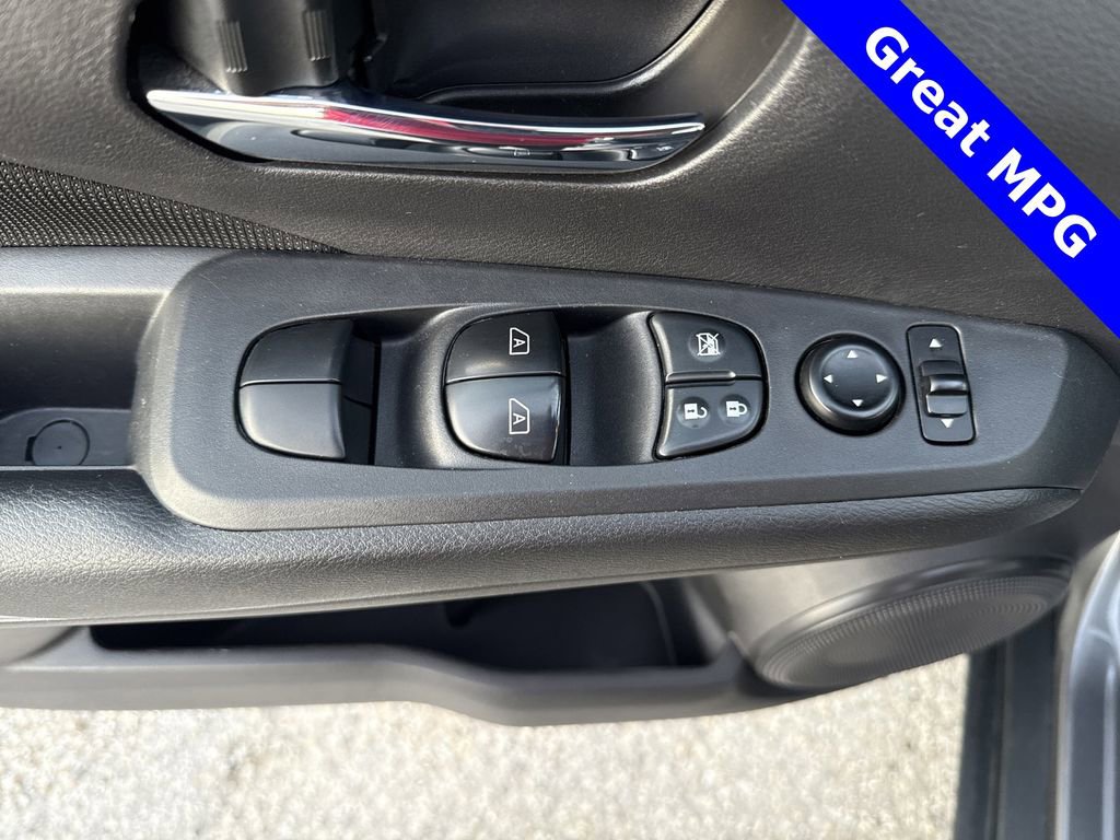 Used 2023 Nissan Kicks SV image 11