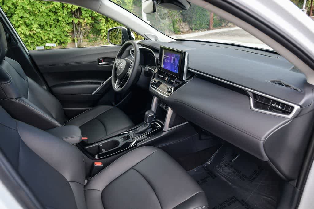 Used 2023 Toyota Corolla Cross XLE w/ Convenience Package FWD image 16