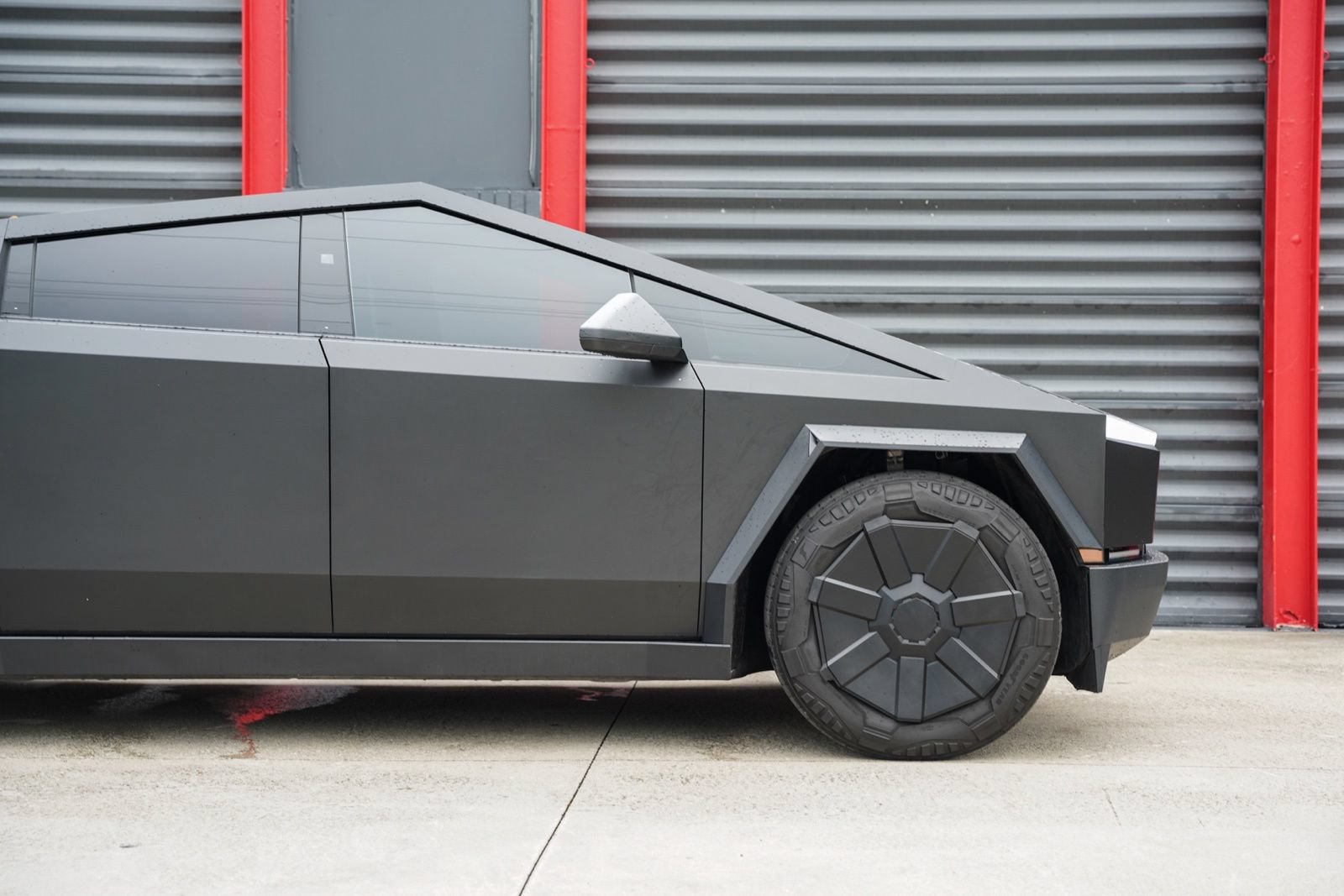 Used 2024 Tesla Cybertruck AWD Crew Cab image 4