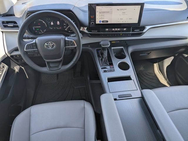 Used 2025 Toyota Sienna XLE FWD image 18