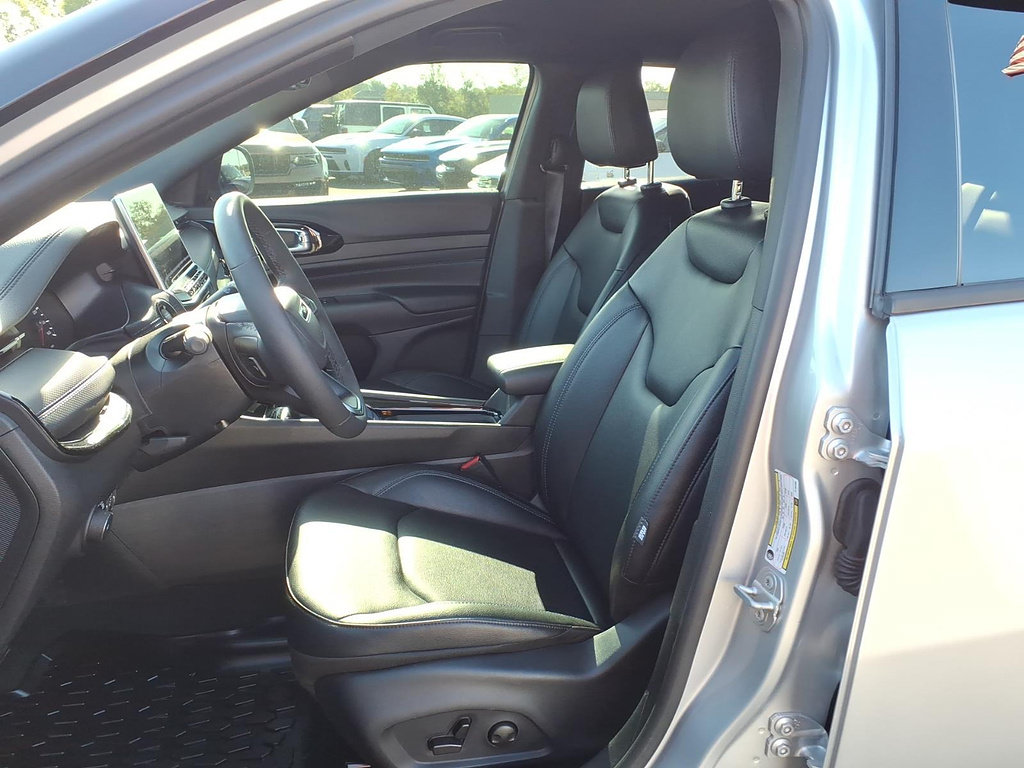 Used 2026 Jeep Compass Limited AWD/4WD image 12