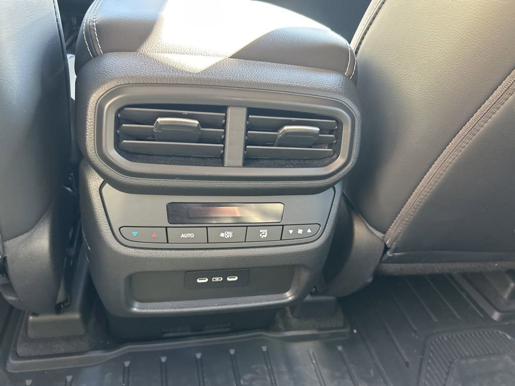 Used 2025 Honda Pilot Touring image 10