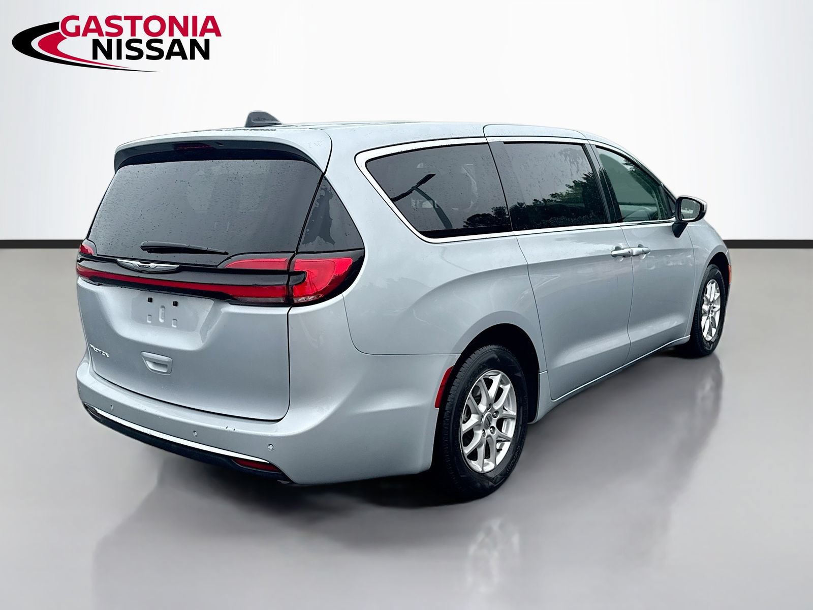 Used 2023 Chrysler Pacifica Touring-L FWD image 9