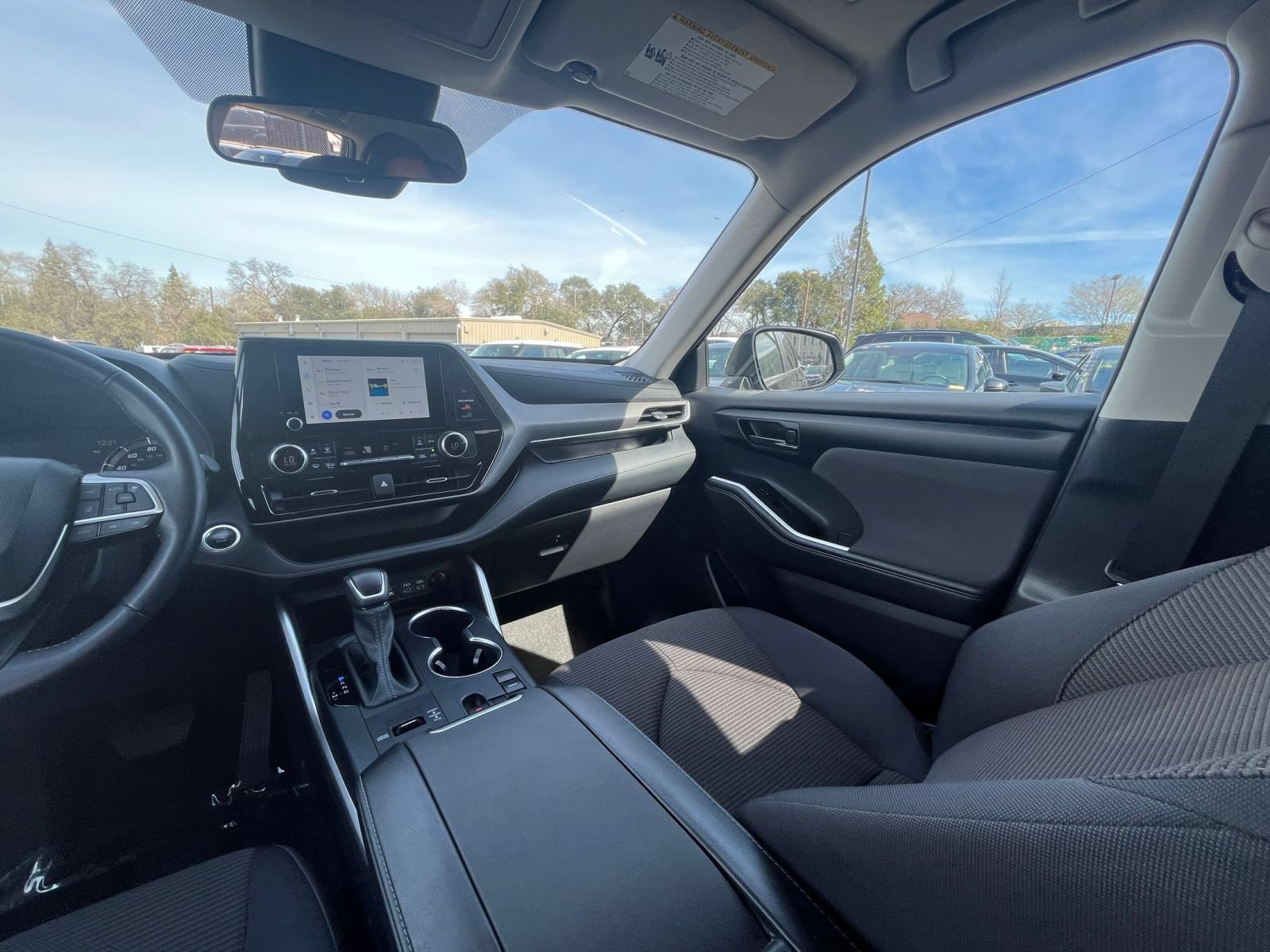 Used 2025 Toyota Highlander LE FWD image 38