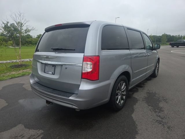 Used 2015 Chrysler Town & Country S FWD image 8