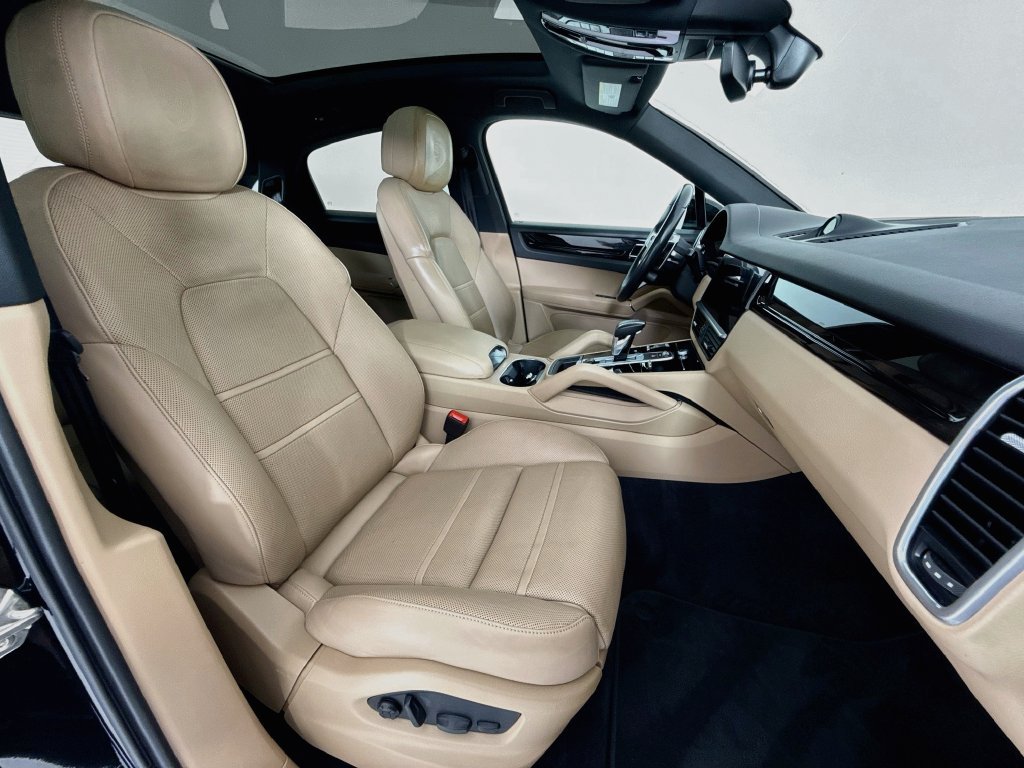 Certified 2023 Porsche Cayenne Coupe AWD/4WD image 29