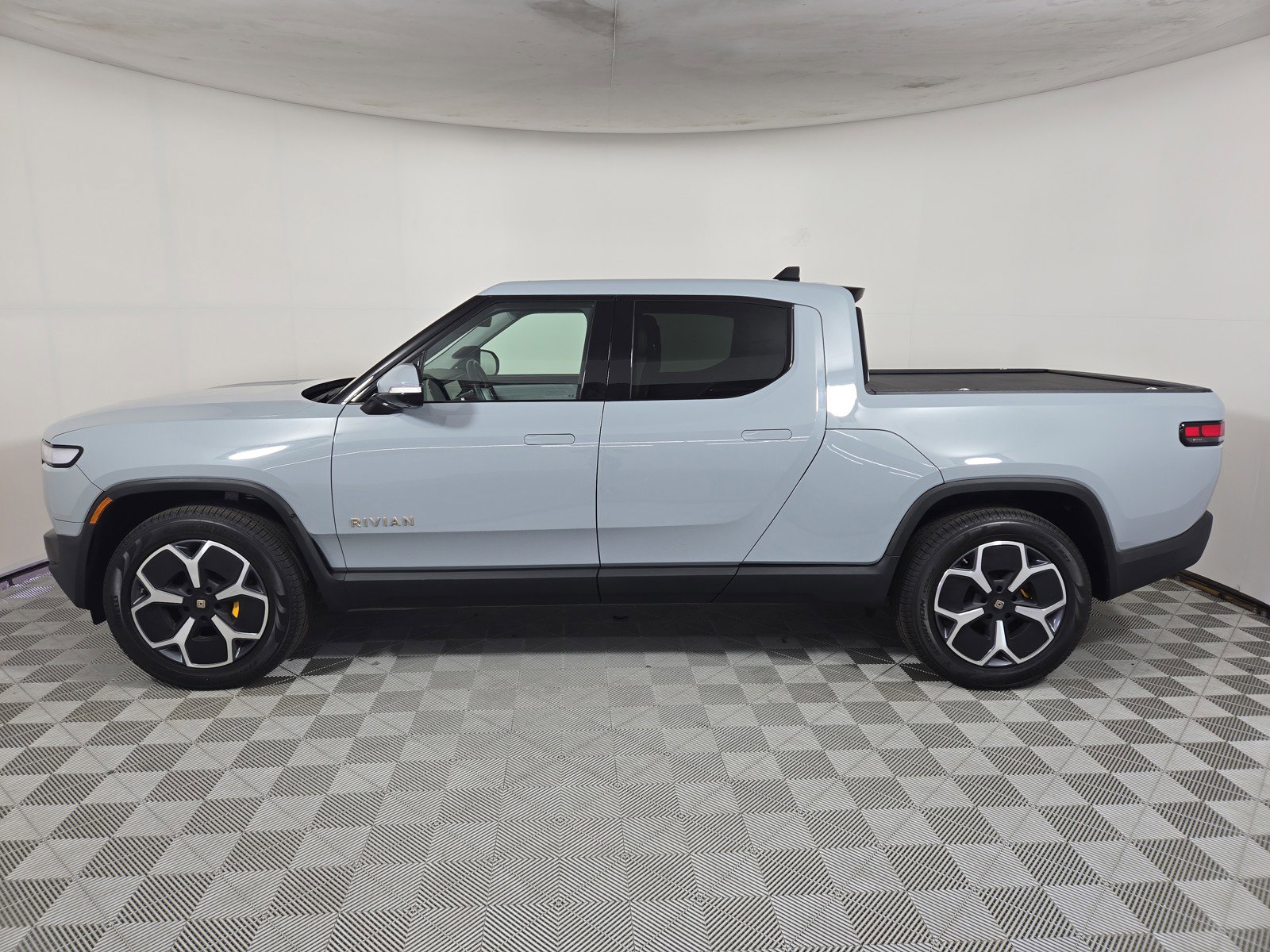 Used 2022 Rivian R1T Adventure image 2