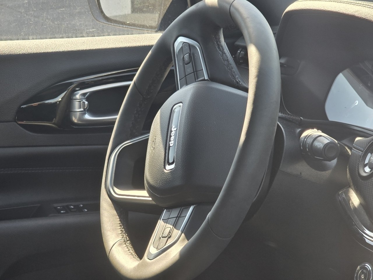 Used 2025 Jeep Compass Latitude w/ Altitude Special Edition AWD/4WD image 18