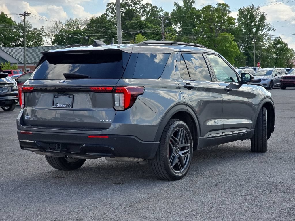 Used 2025 Ford Explorer ST-Line w/ ST-Line Street Pack AWD/4WD image 7