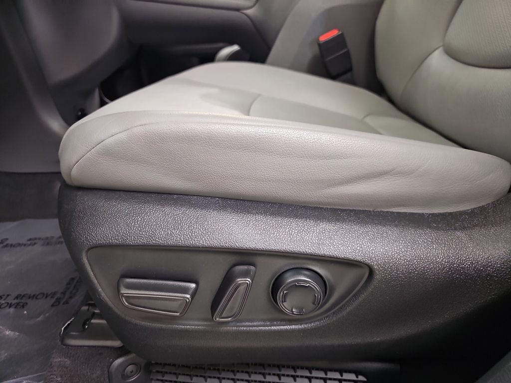 Used 2024 Toyota Sienna XLE FWD image 33
