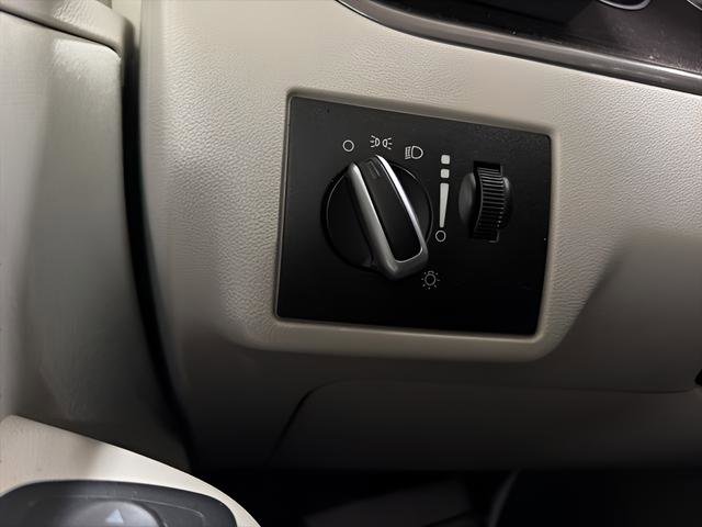 Used 2010 Volkswagen Routan S image 21