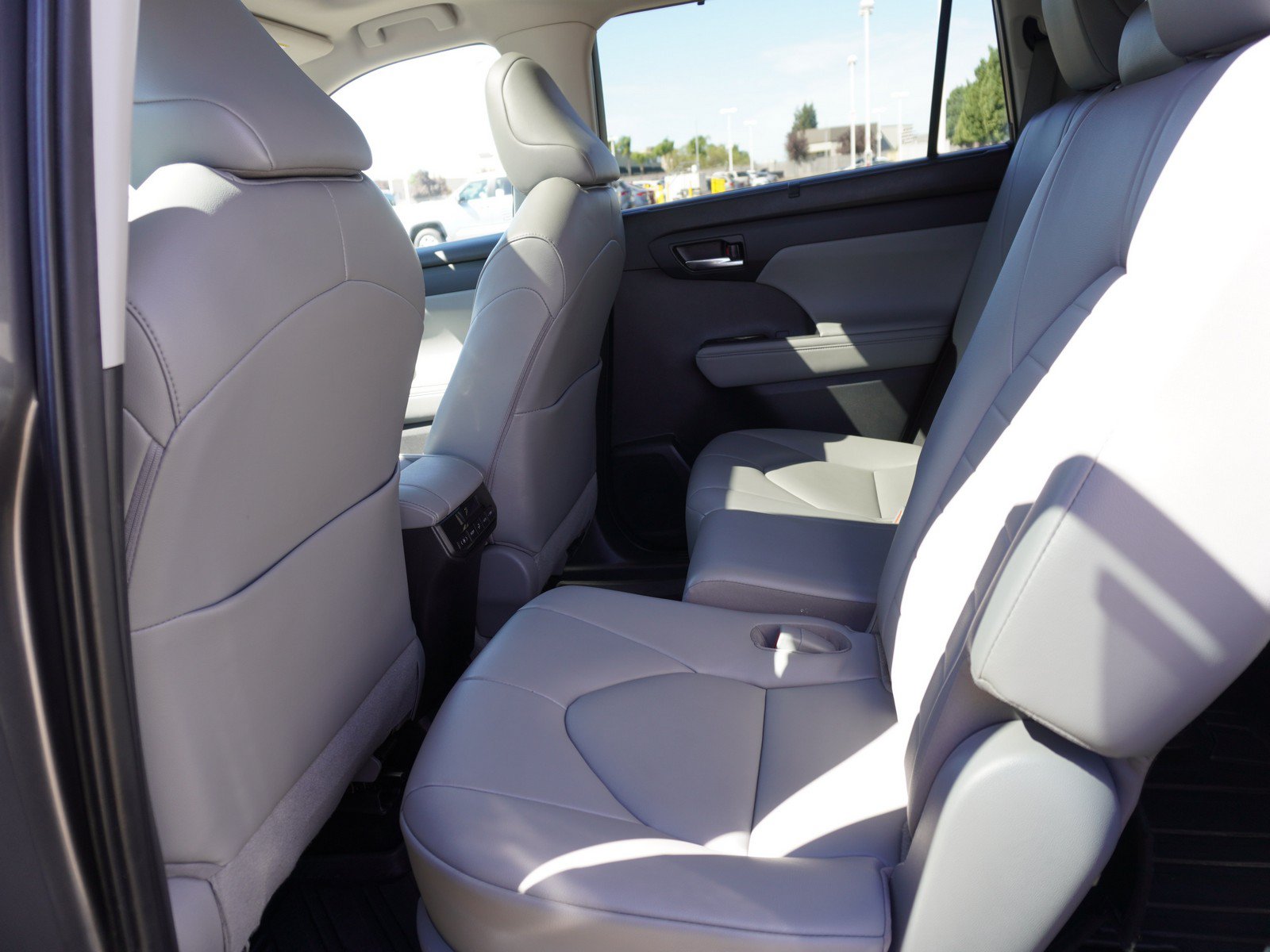 Used 2022 Toyota Highlander XLE AWD/4WD image 15