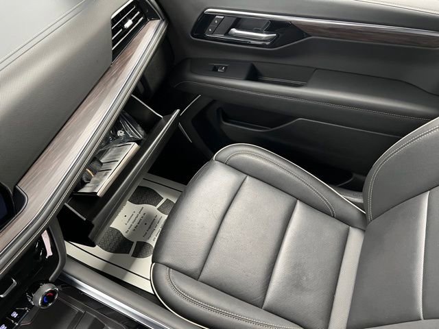 Used 2025 Chevrolet Suburban Premier AWD/4WD image 38