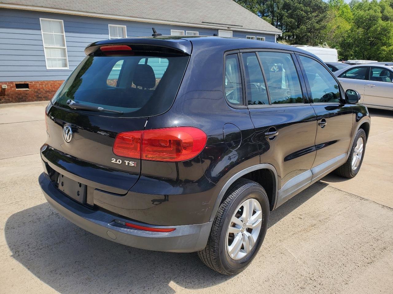 Used 2014 Volkswagen Tiguan S image 9