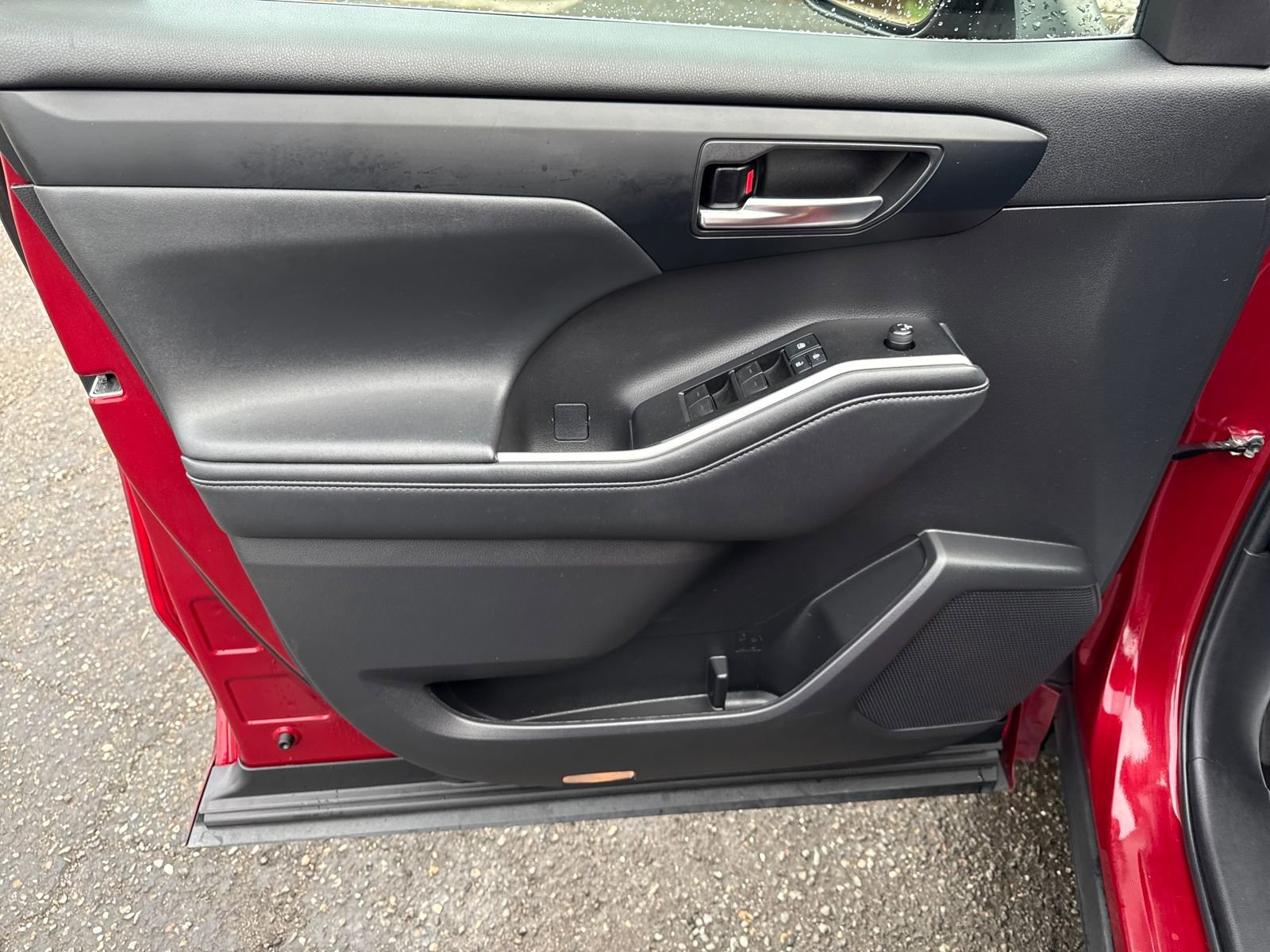 Used 2022 Toyota Highlander XLE image 10