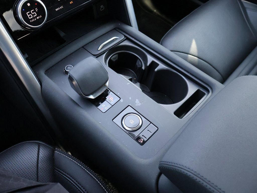 Used 2025 Land Rover Discovery S image 27
