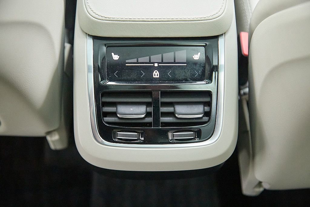 Certified 2023 Volvo XC90 B6 Ultimate w/ Protection Package Premier image 24