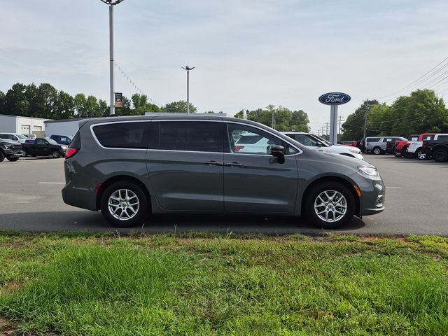 Used 2025 Chrysler Pacifica Select FWD image 14