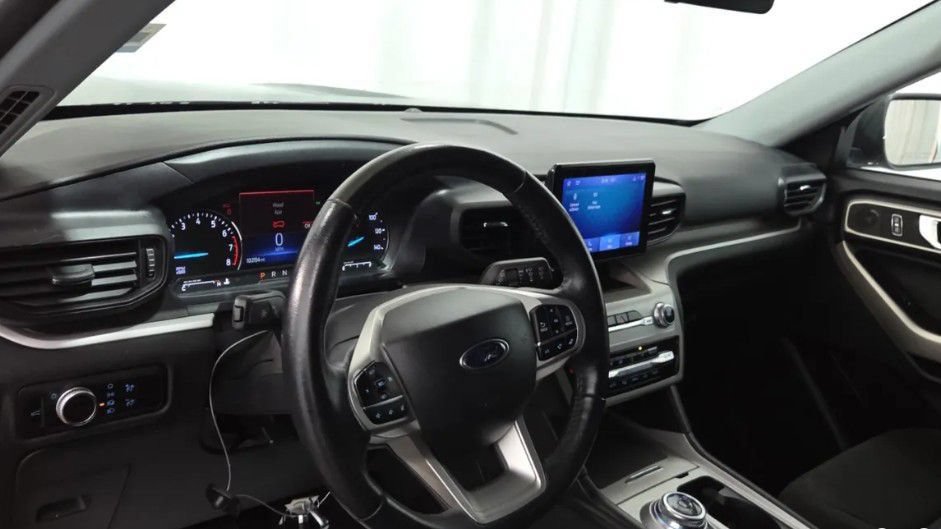 Used 2023 Ford Explorer XLT AWD/4WD image 2