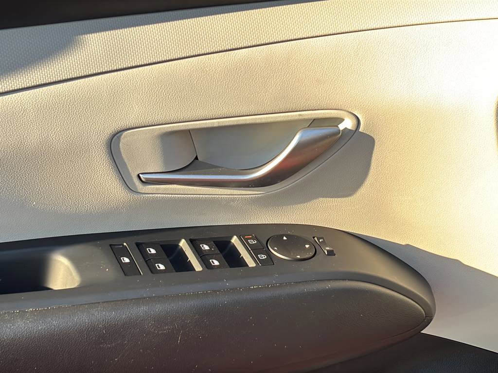 Certified 2025 Hyundai Tucson SE FWD image 16