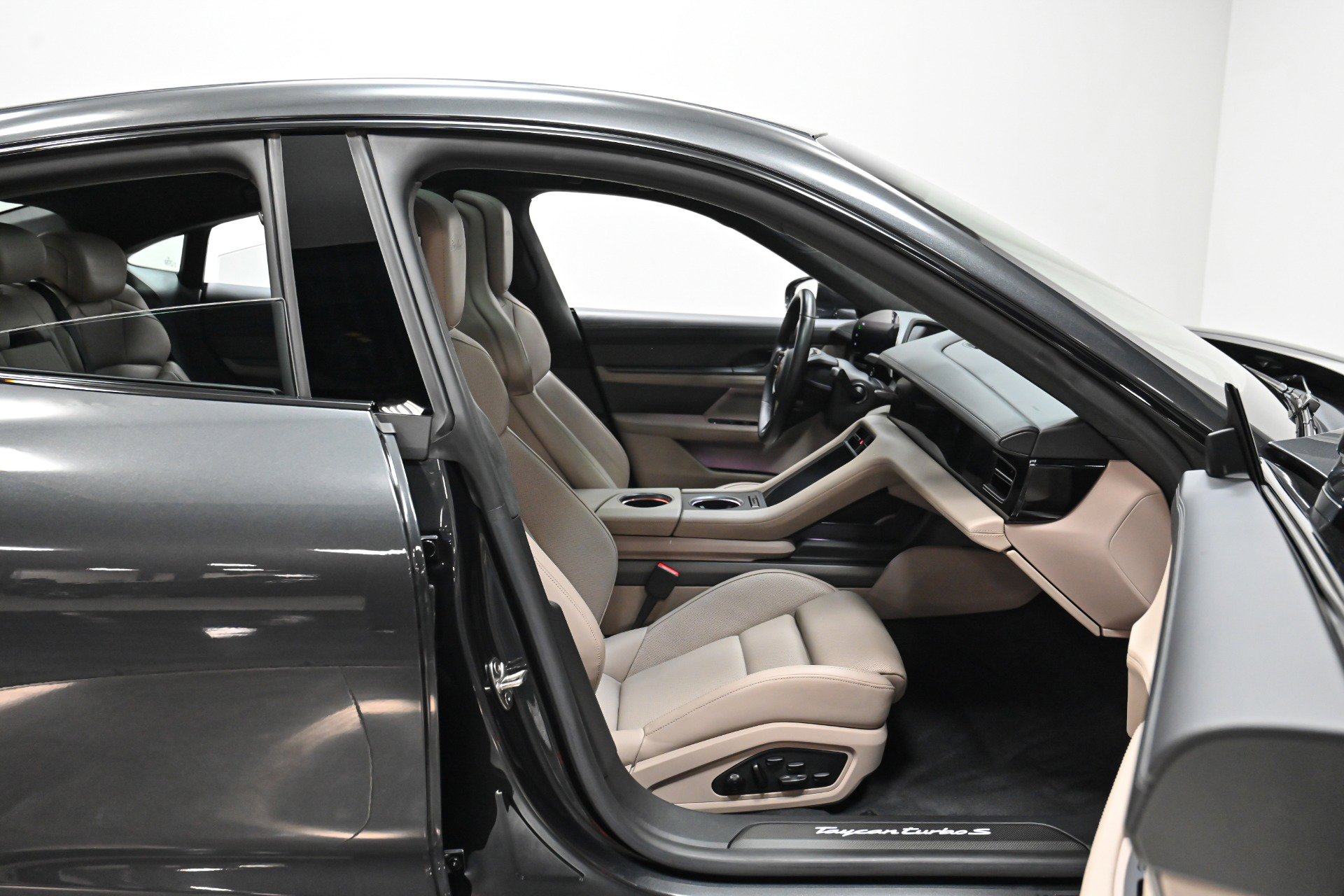 Used 2021 Porsche Taycan Turbo S image 31