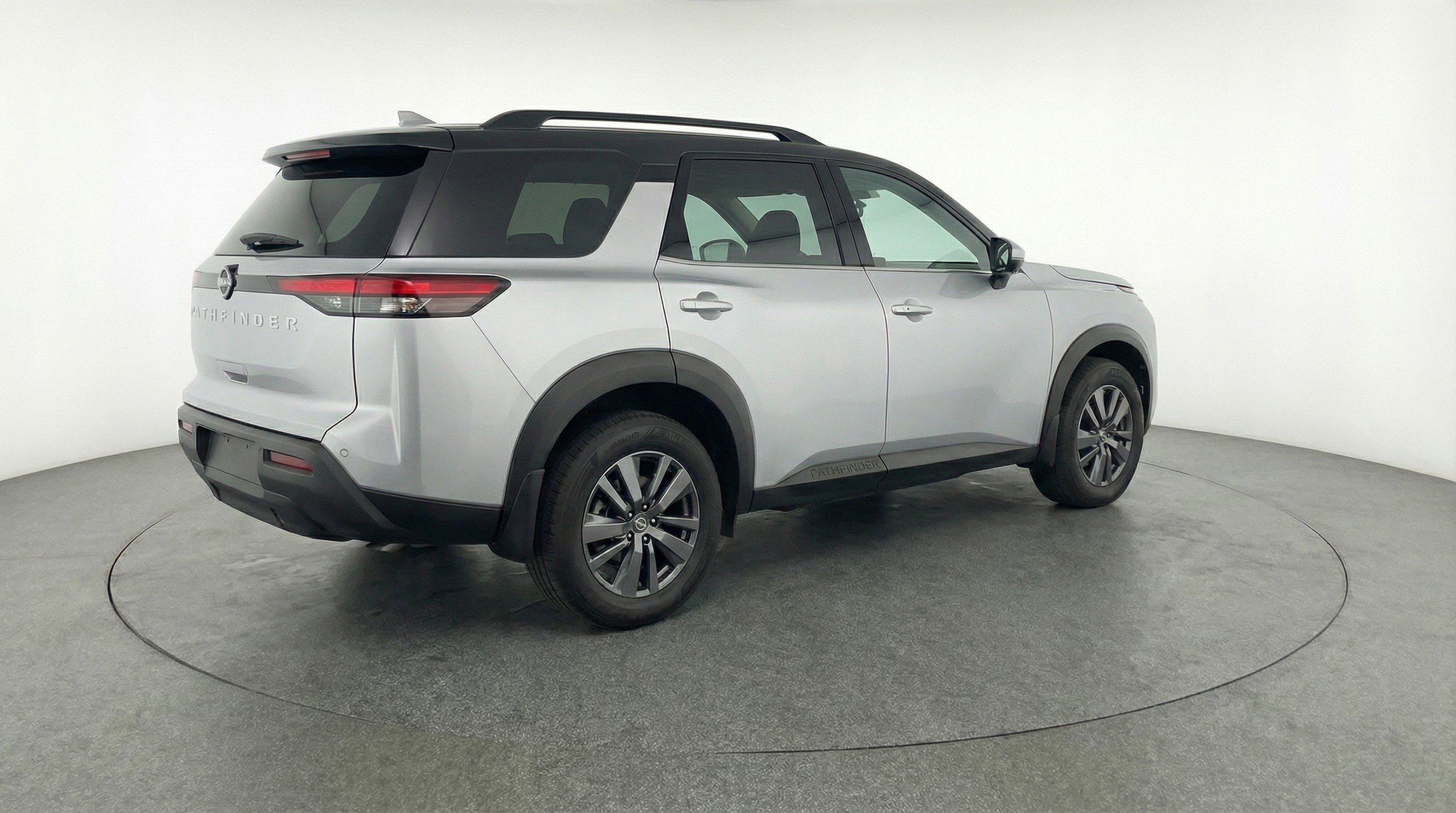 Used 2025 Nissan Pathfinder SV image 9