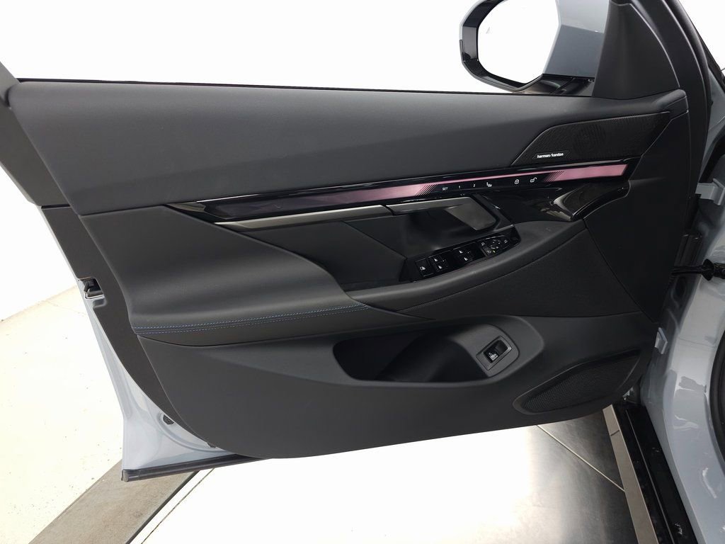 Used 2026 BMW 550e xDrive w/ Premium Package image 10