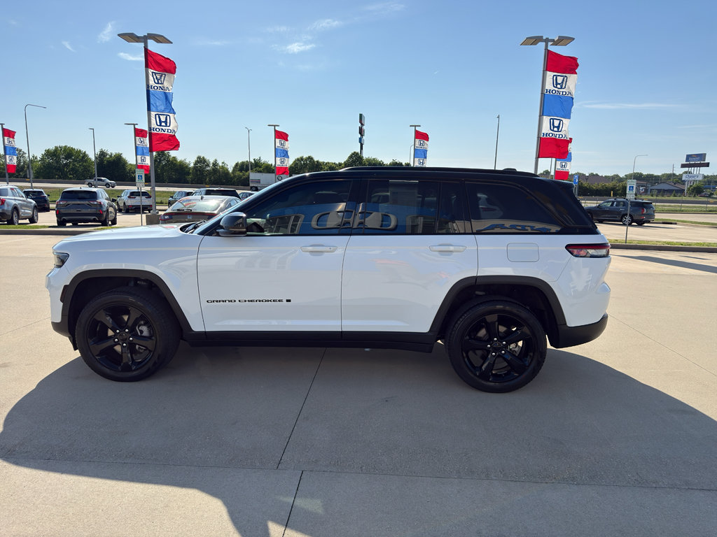 Used 2023 Jeep Grand Cherokee Limited w/ Black Appearance Package AWD/4WD image 8