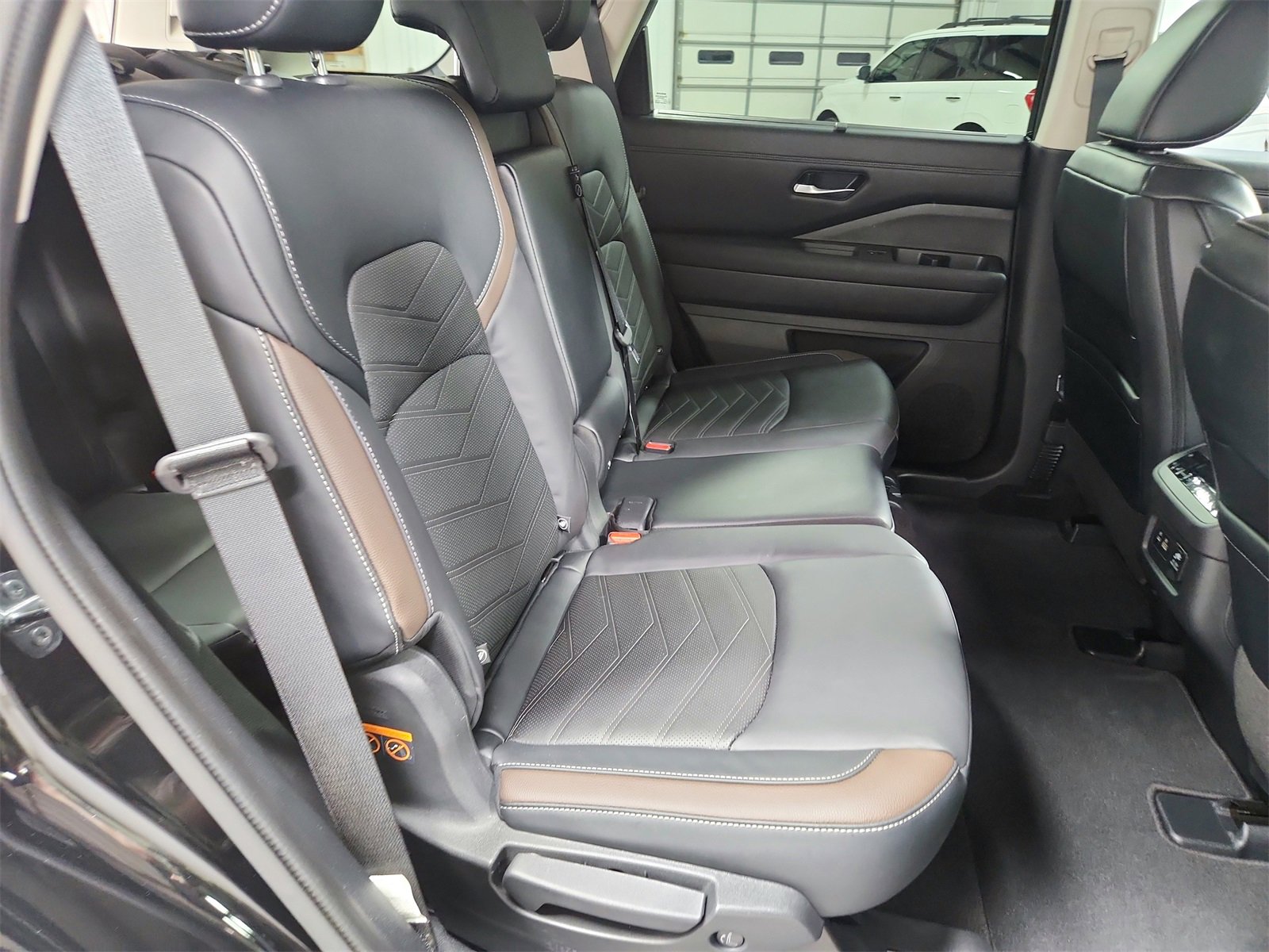 Used 2024 Nissan Pathfinder Platinum w/ Lighting Package (N93) image 44